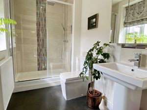 Master En-suite- click for photo gallery